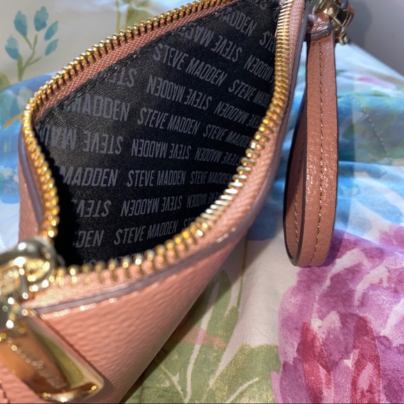 Steve Madden wallet w/ wristlet - Picture 3 of 3